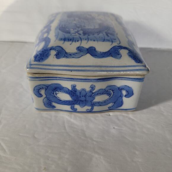 Chinese Blue and White Porcelain Scalloped Edge Vintage Trinket Box - Picture 3 of 7